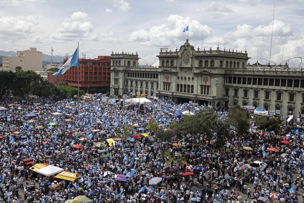 People participate in a demonstration demanding the resignation of Guatemalan President Otto Perez Molina in Guatemala City, Guatemala, August 27, 2015.  REUTERS/Jose Cabezas